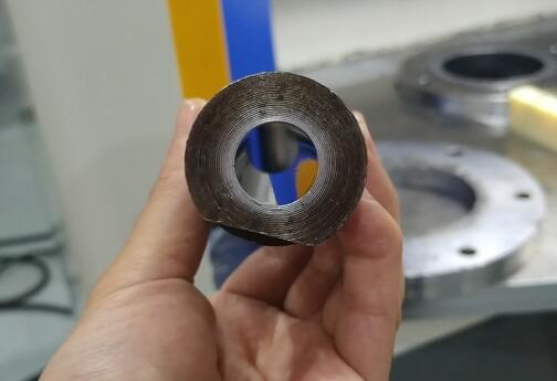模具內(nèi)孔用磨床磨過(guò)，對(duì)內(nèi)孔拋光提升光潔度使用斯曼克磨粒流進(jìn)行加工