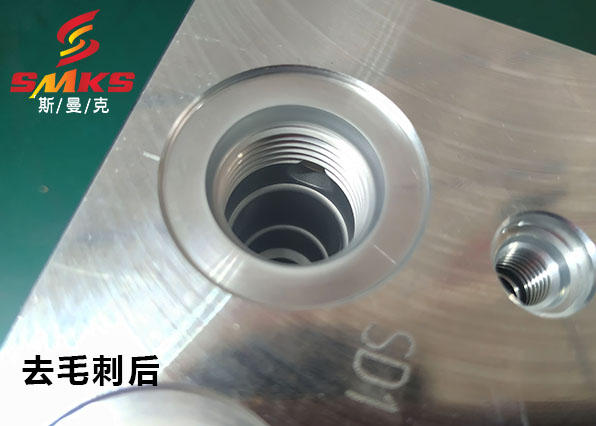 液壓閥塊內部貫通孔去毛刺，這種<a href='http://www.625626.com' target='_blank'><u>流體拋光機</u></a>你一定沒見過！